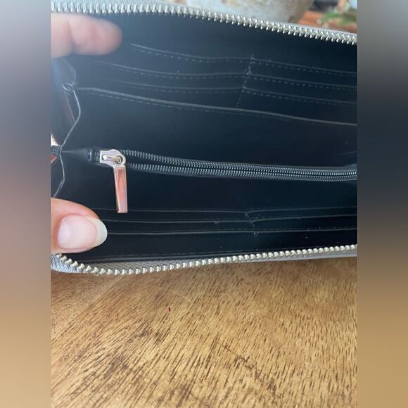 Free with purchase 🛍️Anne Klein” wallet - Picture 2 of 6